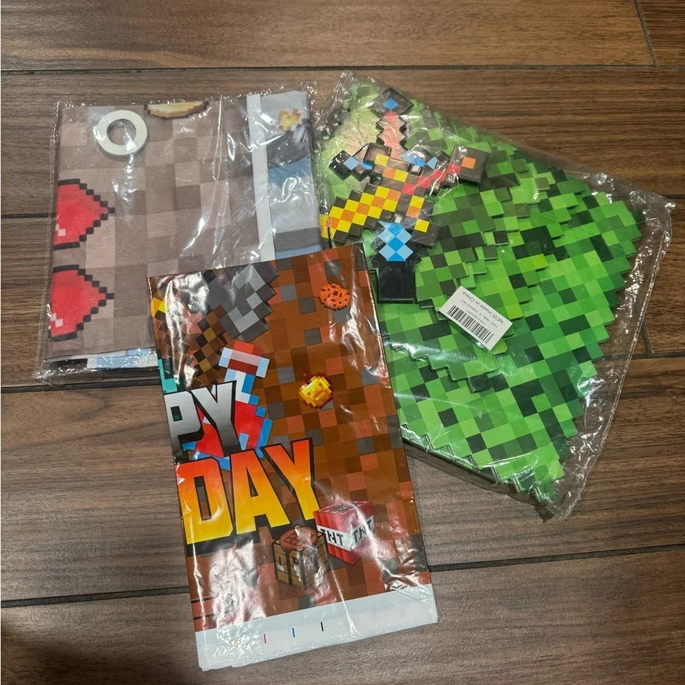 MINECRAFT Pixelated Birthday Party Supplies Set